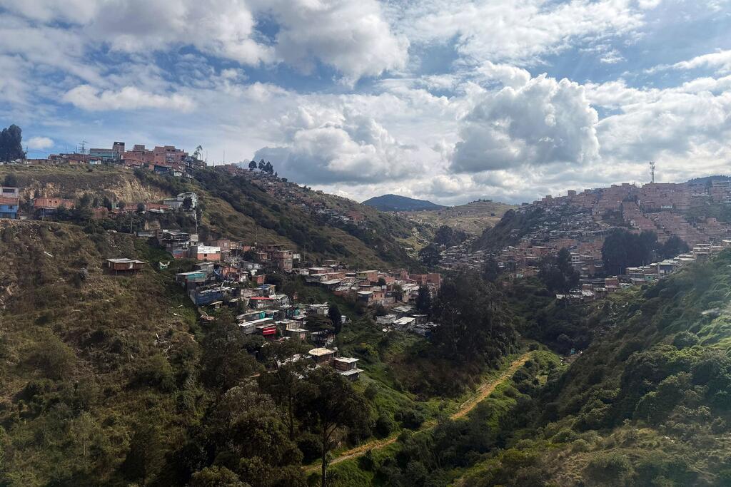 En las escarpadas laderas de Ciudad Bolívar, en el sur de Bogotá, las familias trabajan cada día para crear mejores oportunidades para sus hijos.